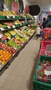 Supermercado lleno de fruta y verdura. Foto del 25 de Febrero 2020 cerca de la zona roja en Véneto Supermercado lleno de fruta y verdura. Foto del 25 de Febrero 2020 cerca de la zona roja en Véneto