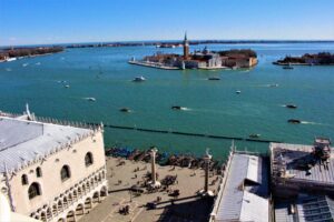 Le colonne di piazzetta san marco a Venezia viste dal campanile