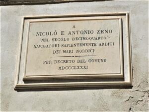 La lapide posta su palazzo Zen a Cannaregio (VE) ricorda l'impresa dei fratelli Nicolò e Antonio